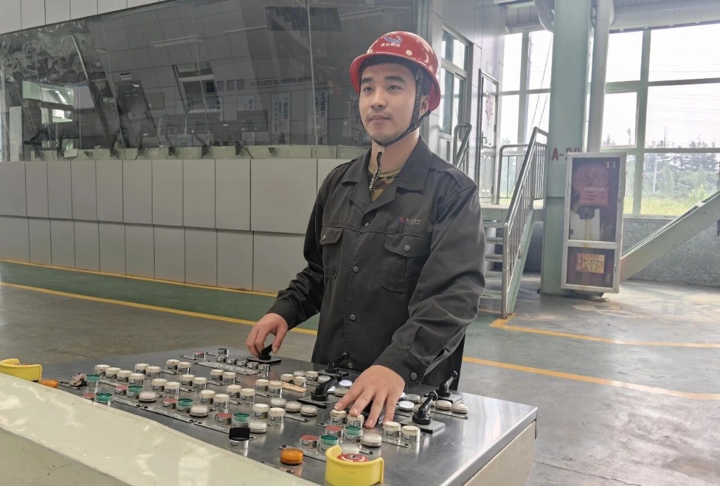 【前锋力量】不锈钢冷轧线上的青春力量